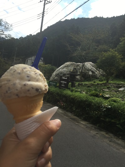 アイスを食べながらハイキング