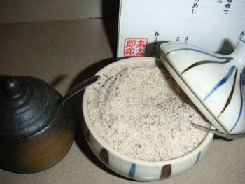 沖縄塩と黒コショウをブレンド